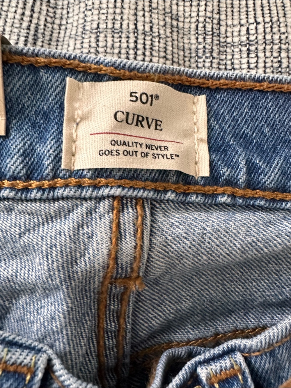 Levi's 501 Straight Light Blue Button-Fly Jeans size 27 waist x 28 length - Picture 3 of 7